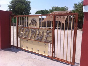 Una reja metálica con la palabra "GOMME" escrita en mosaicos.