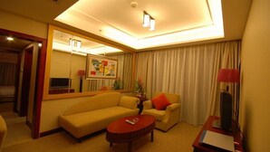 Superior Suite | Bar mini, peti besi dalam bilik, meja, langsir/tirai gelap terus 