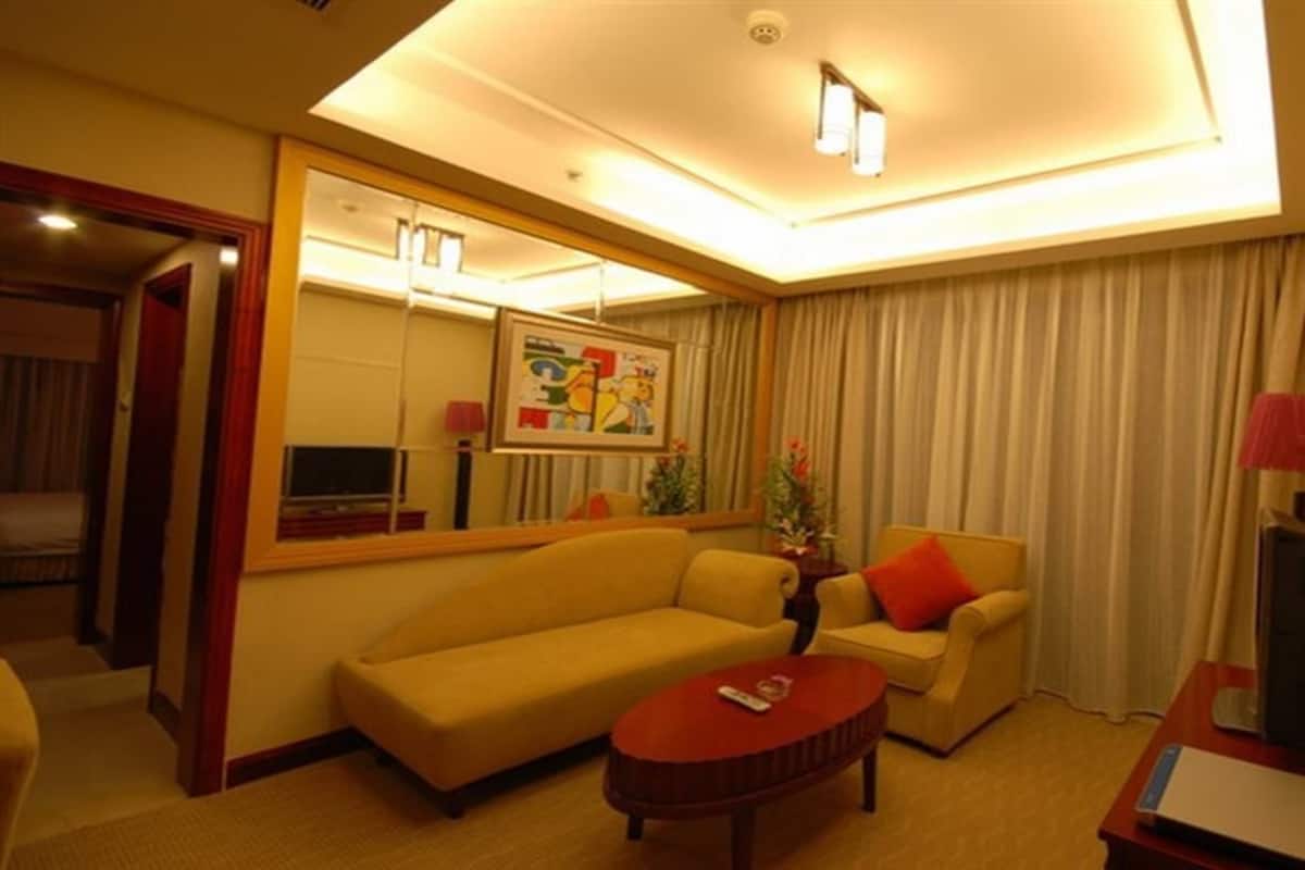 Superior Suite | Minibar, in-room safe, desk, blackout drapes