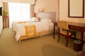 Deluxe Twin Room | Minibar, in-room safe, desk, blackout drapes - Silver Hotel (Zhuhai)
