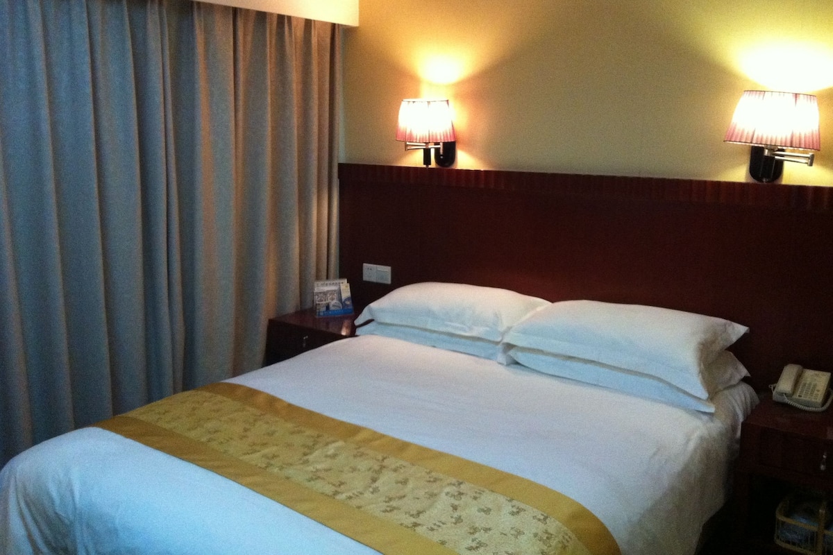 Deluxe Double Room | Minibar, in-room safe, desk, blackout drapes