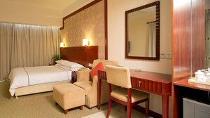 Standard Double Room | Bar mini, peti besi dalam bilik, meja, langsir/tirai gelap terus 