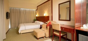 Dobbeltrom – standard | Minibar, safe på rommet, skrivebord og blendingsgardiner