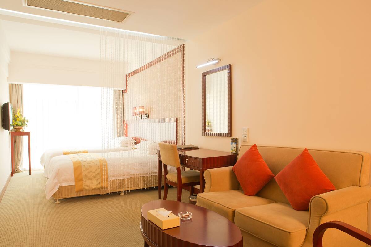 Deluxe Twin Room | Minibar, in-room safe, desk, blackout drapes