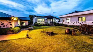 Un quartier résidentiel avec des maisons modernes, une pelouse bien entretenue et un ciel dégagé.