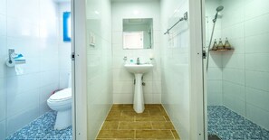 Basic-Haus (B) | Badezimmer | Dusche, Regendusche, kostenlose Toilettenartikel, Haartrockner