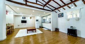 Basic-Haus (B) | Wohnbereich | 50-Zoll-Flachbildfernseher mit Kabelempfang, Fernseher
