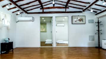 基础独立别墅 (B) | 起居区 | 50-英寸纯平电视 (配备有线频道)、电视