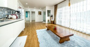 Basic House (A) | Living room | 50-inch flat-screen TV with cable channels, TV