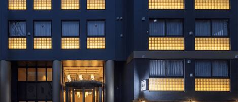 Overnatningsstedets facade – aften/nat