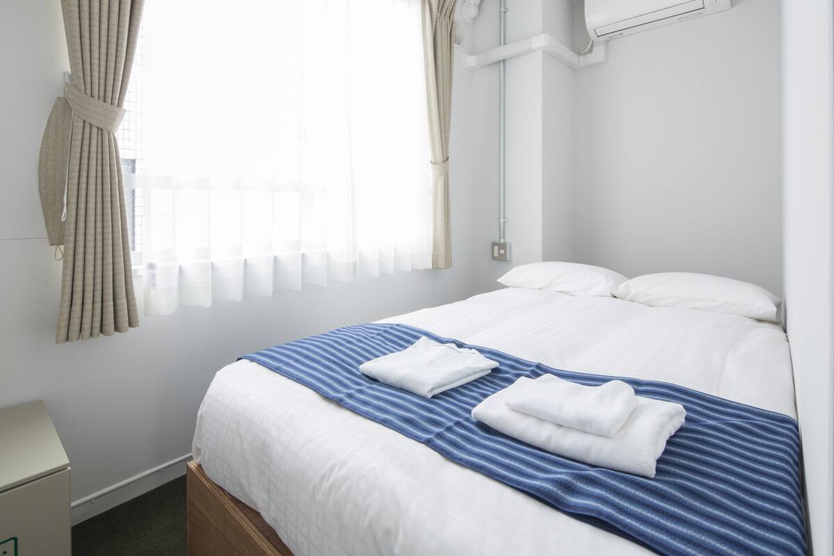 Economy Single Room | In-room safe, iron/ironing board, free WiFi, bed sheets
