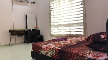 House, 4 Bedrooms | 4 bilik tidur, kalis bunyi, seterika/papan seterika, Wi-fi percuma