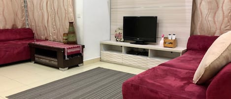 House, 4 Bedrooms | Living room
