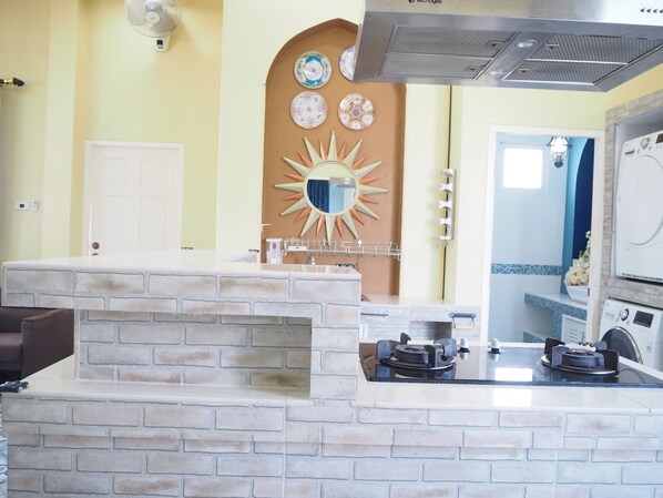 2-Bedroom Villa | Cocina privada | Refrigerador con congelador, microondas, horno y parrilla de estufa