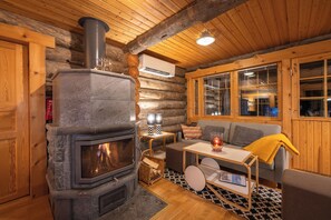 Casa de campo clásica, 2 habitaciones, no fumadores, sauna | Zona de estar | Una televisión de pantalla plana