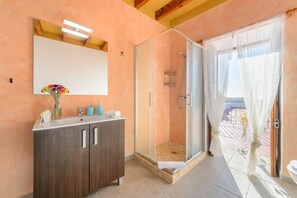 Phòng đôi tiện nghi đơn giản, ban công, quang cảnh biển (Olivo) | Phòng tắm | Buồng tắm vòi sen, đồ dùng nhà tắm được thiết kế riêng, máy sấy tóc 