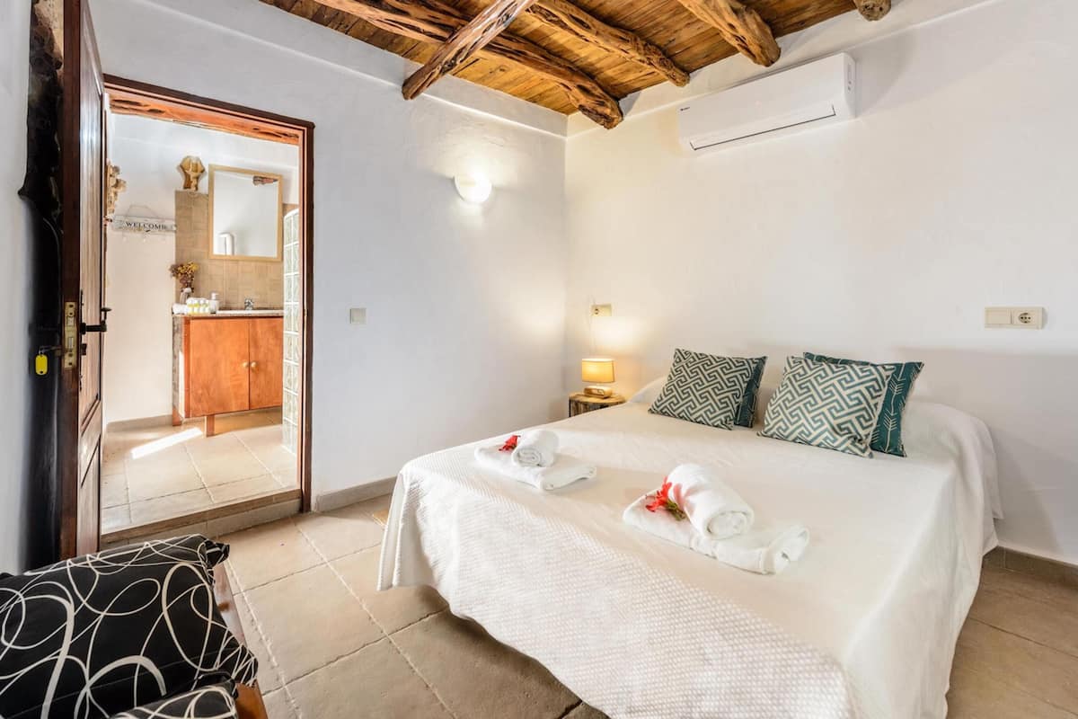 Standard Double Room (Almendro) | Minibar, WiFi (free), bed sheets