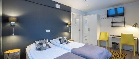 Quarto econômico, 2 camas de solteiro, para não fumantes, banheiro compartilhado | 1 quarto, escrivaninha, berços (sobretaxa), Wi-Fi de cortesia