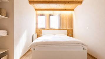 Family Apartment, 2 Bedrooms, Mountain View, Slope side | 1 bedroom, soundproofing, free WiFi, bed sheets