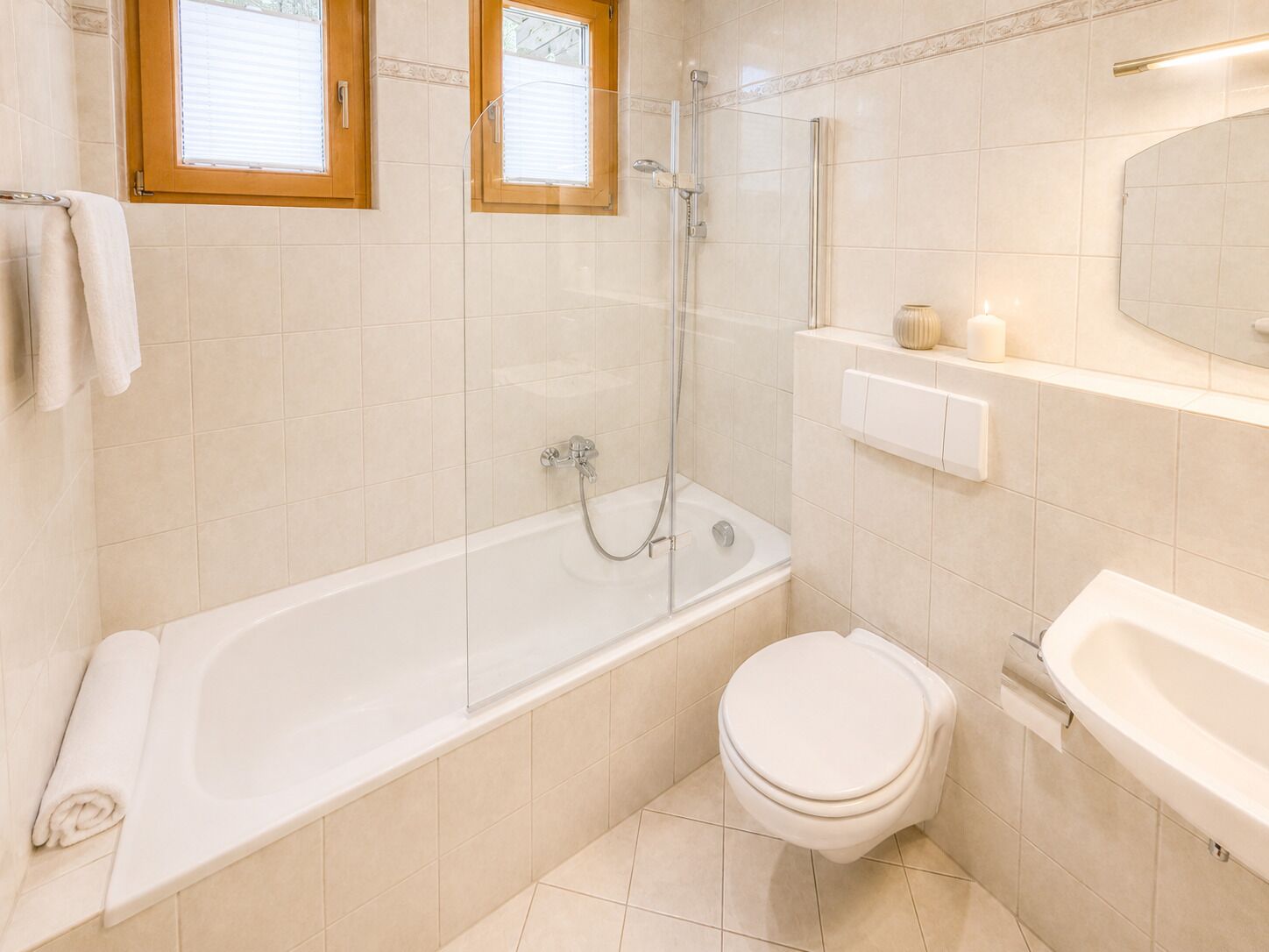 Un baño con bañera, inodoro y cabina de ducha.