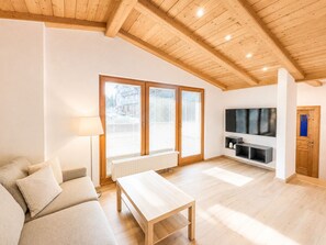Comfort Apartment, 1 Bedroom, Mountain View, Mountainside | Living area | Flat-screen TV - Das  Auss.Zeit (Ausservillgraten)
