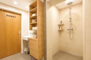 Family Apartment, 2 Bedrooms, Mountain View, Slope side | Bathroom | Combined shower/bathtub, hair dryer, towels, toilet paper - Das  Auss.Zeit (Ausservillgraten)
