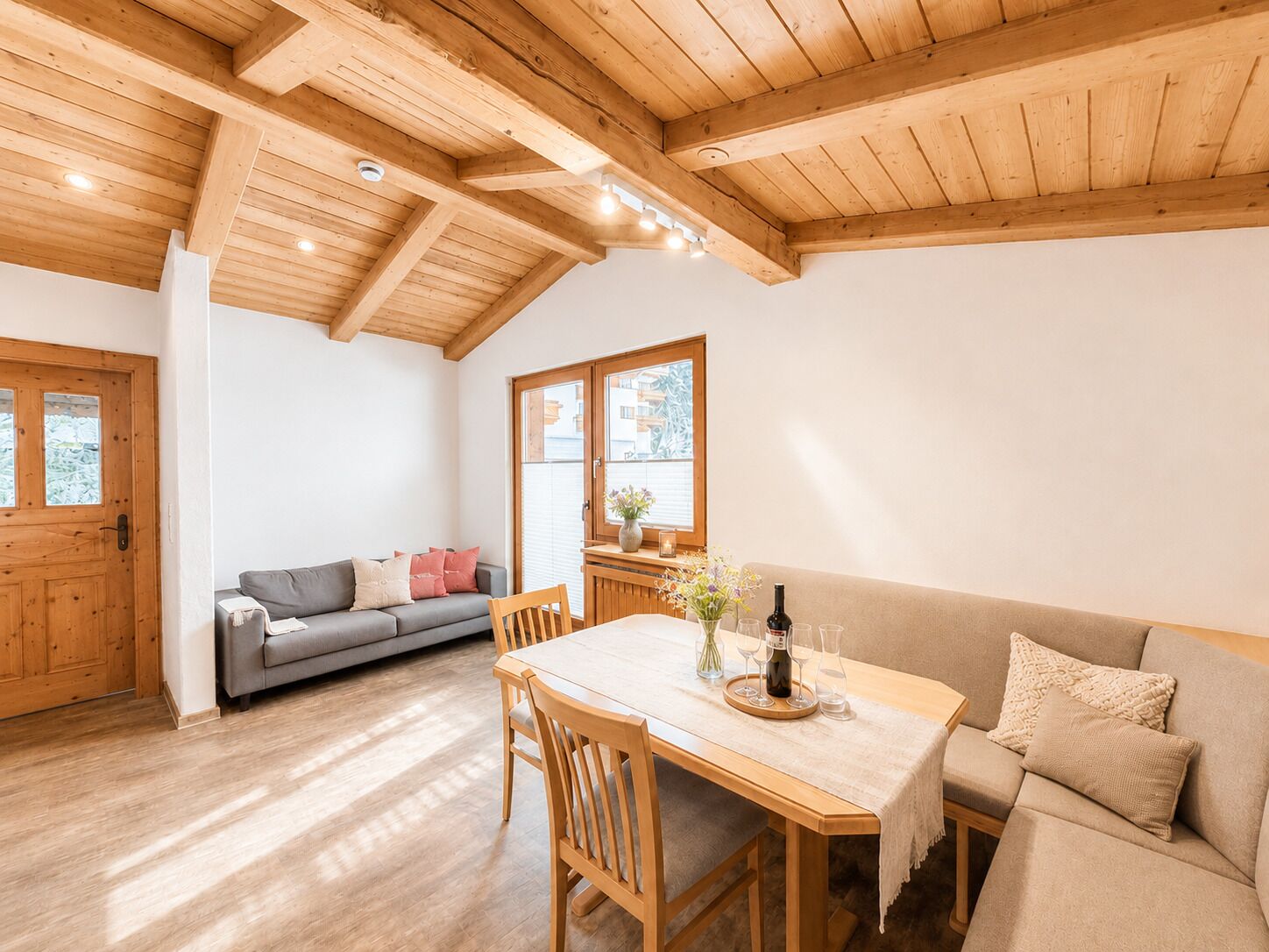 Departamento Deluxe, 2 habitaciones, vista a la montaña, junto a la montaña | Área de sala de estar | Televisión de pantalla plana 