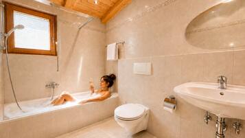 Deluxe Apartment, 2 Bedrooms, Mountain View, Mountainside | Bathroom | Combined shower/tub, hair dryer, towels, toilet paper