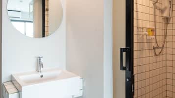 Private Suite | Bathroom | Free toiletries, hair dryer, towels