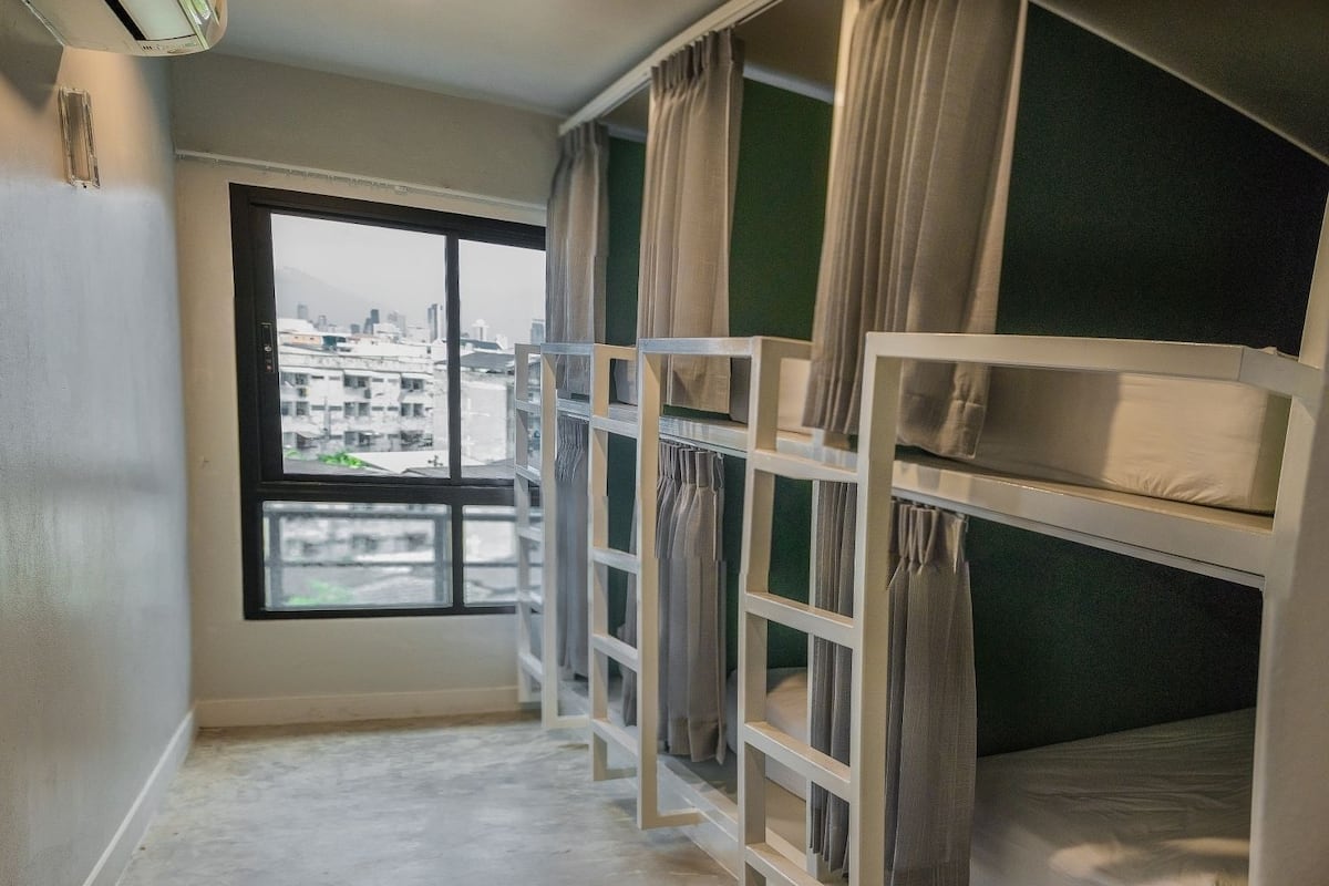 Soundproofing, free WiFi, bed sheets