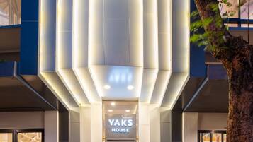 Vista frontal de la propiedad por la tarde o noche