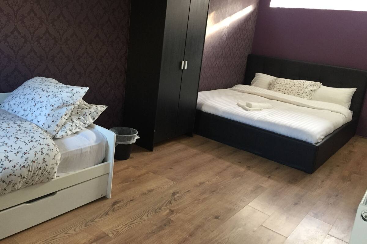 Premium bedding, desk, iron/ironing board, free WiFi