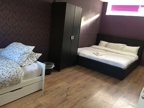 Deluxe driepersoonskamer | Luxe beddengoed, een bureau, een strijkplank/strijkijzer, gratis wifi