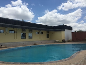 Outdoor pool - The Prince Charles Hotel (Lusaka)