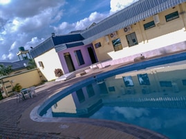 Una piscina al aire libre