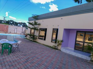 Outdoor pool - The Prince Charles Hotel (Lusaka)