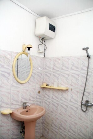 Kamar Single Deluks, 1 Tempat Tidur Twin, pemandangan kebun, area taman | Kamar mandi | Kloset dan handuk