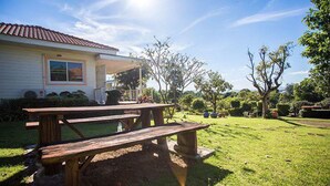 A house with a patio table and chairs, surrounded by a well-maintained lawn and trees. - Keawanongburi Resort (Nakhon Ratchasima)