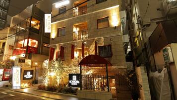 Mặt tiền nơi lưu trú - ban đêm