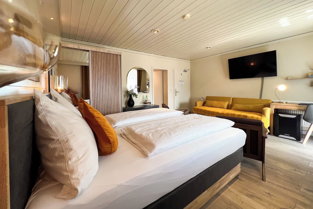 Deluxe Double Room, Balcony, Lake View | Peralatan tempat tidur hipoalergenik, peti besi dalam bilik 