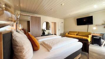 Hypo-allergenic bedding, in-room safe, individually furnished, free WiFi