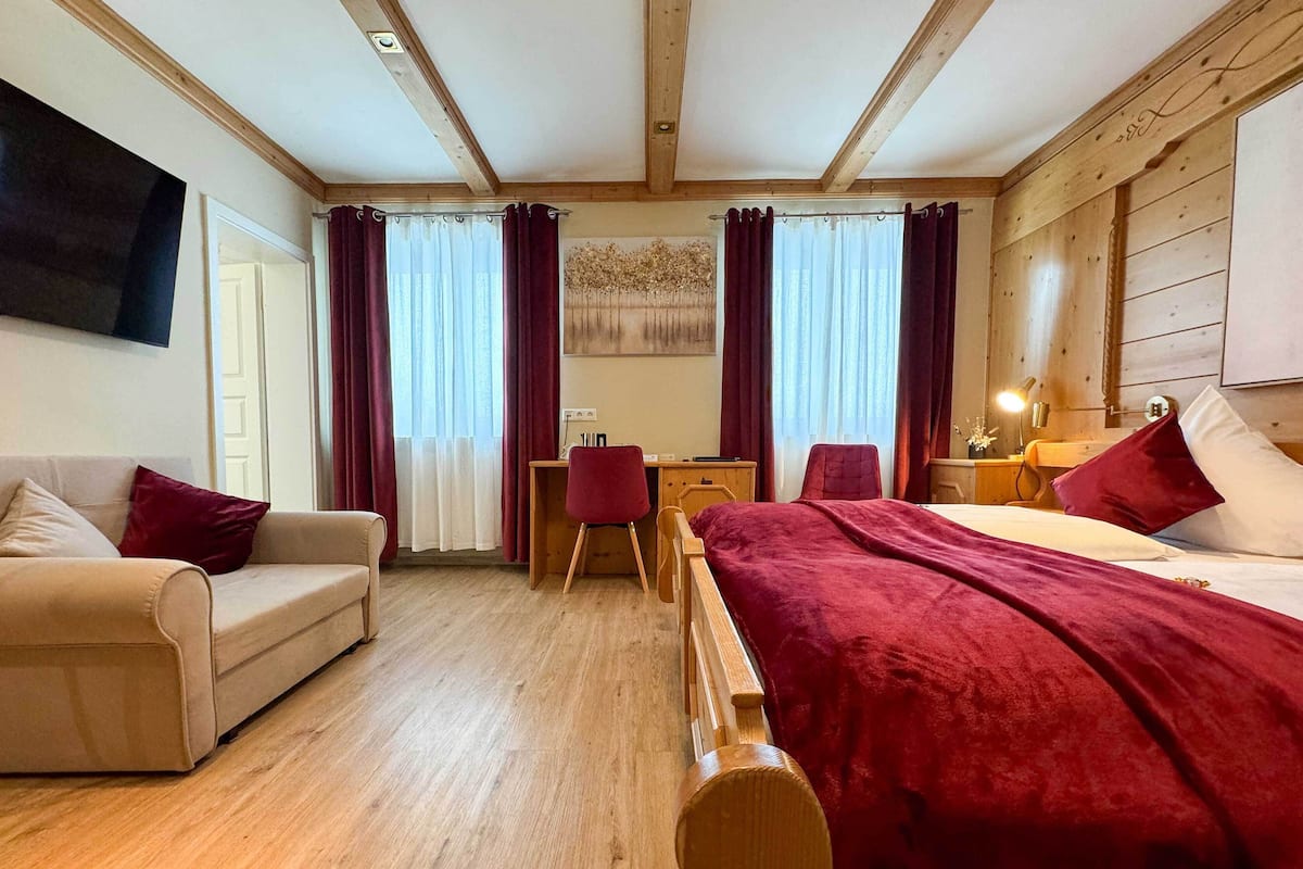 Superior Double Room, 1 Katil Raja (King), Non Smoking | Peralatan tempat tidur hipoalergenik, peti besi dalam bilik 