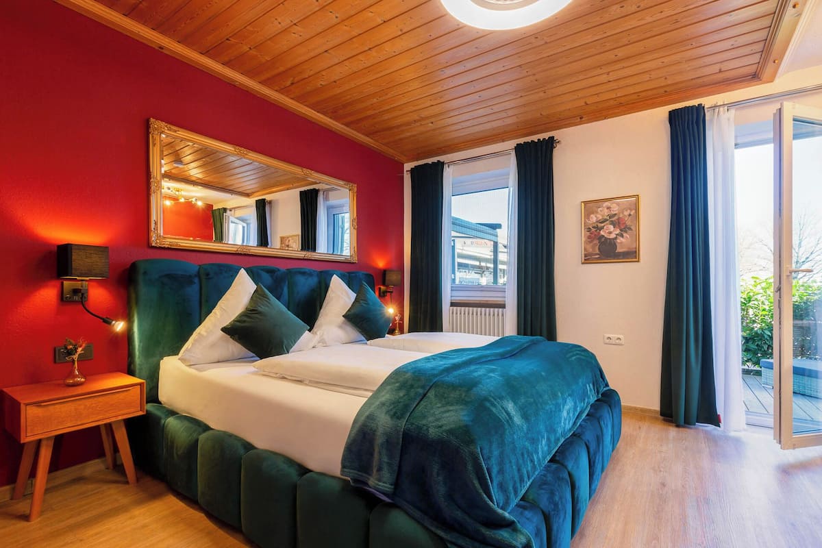 Standard Double Room, Terrace, Lake View | Peralatan tempat tidur hipoalergenik, peti besi dalam bilik 