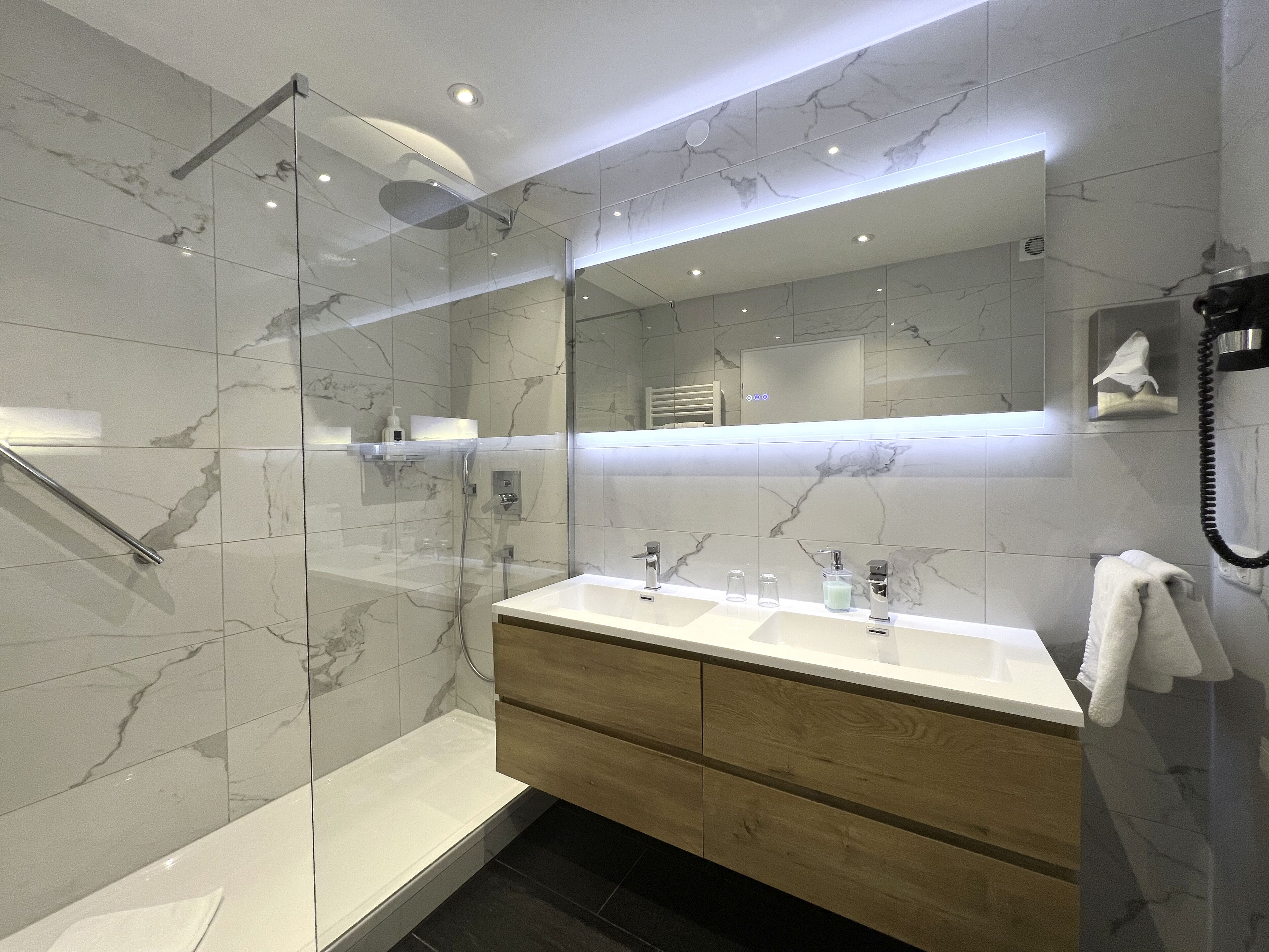 Comfort-Doppelzimmer, Balkon, Seeblick | Badezimmer | Dusche, Haartrockner, Handtücher, Seife