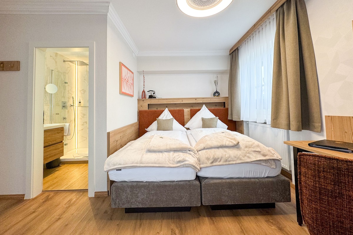 Standard Double or Twin Room, Balcony, Lake View | Peralatan tempat tidur hipoalergenik, peti besi dalam bilik 