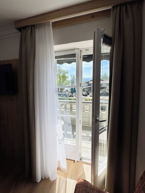 Standard Double or Twin Room, Balcony, Lake View | 1 bedroom, hypo-allergenic bedding, in-room safe, individually furnished