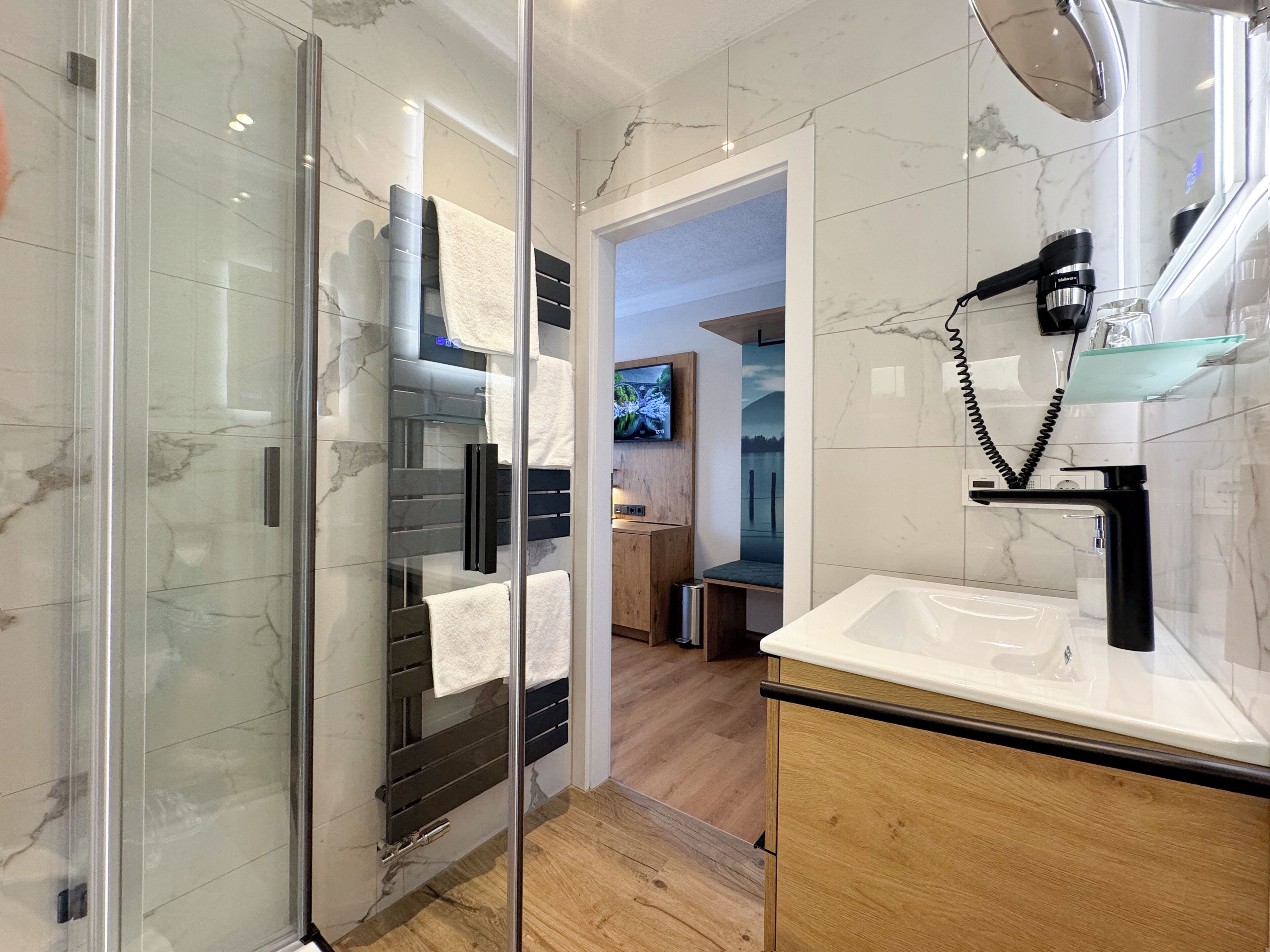 panoramic double room, 1 queen bed, balcony, lakeside | bathroom | shower, hair dryer, towels, soap