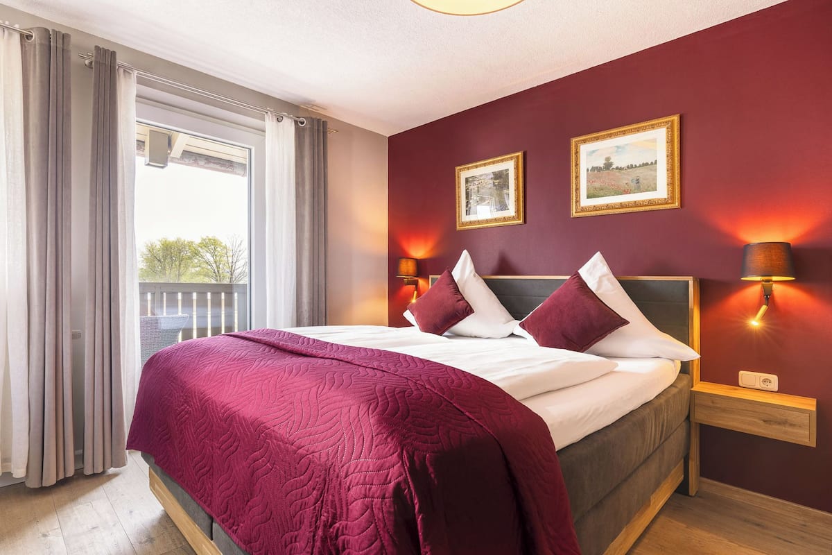 Classic Double Room, Balcony, Lake View | Peralatan tempat tidur hipoalergenik, peti besi dalam bilik 