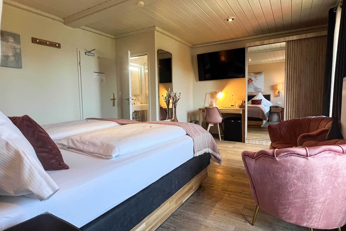 comfort double room, balcony, lake view | 1 bedroom, hypo-allergenic bedding, in-room safe, individually furnished