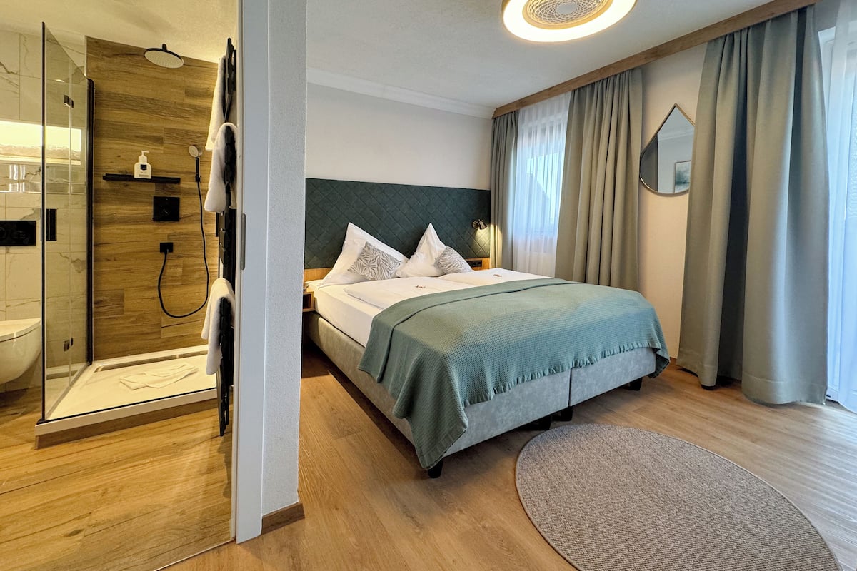 Panoramic Double Room, 1 Katil Ratu (Queen), Balcony, Lakeside | Peralatan tempat tidur hipoalergenik, peti besi dalam bilik 